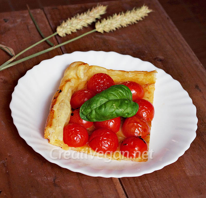 Tarta de tomates cherry con aliño balsámico y hierbas