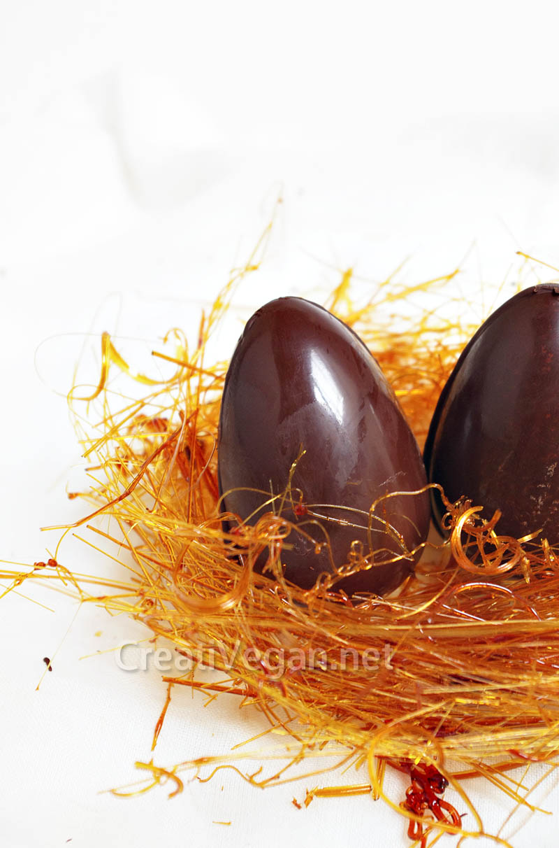 Huevos de chocolate en nido de caramelo