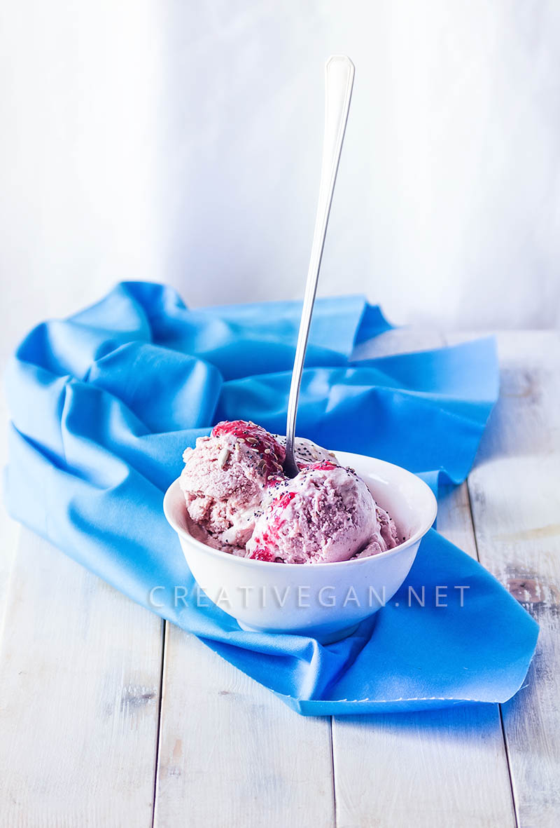 Helado de fresa y coco con mantequilla de cacahuete